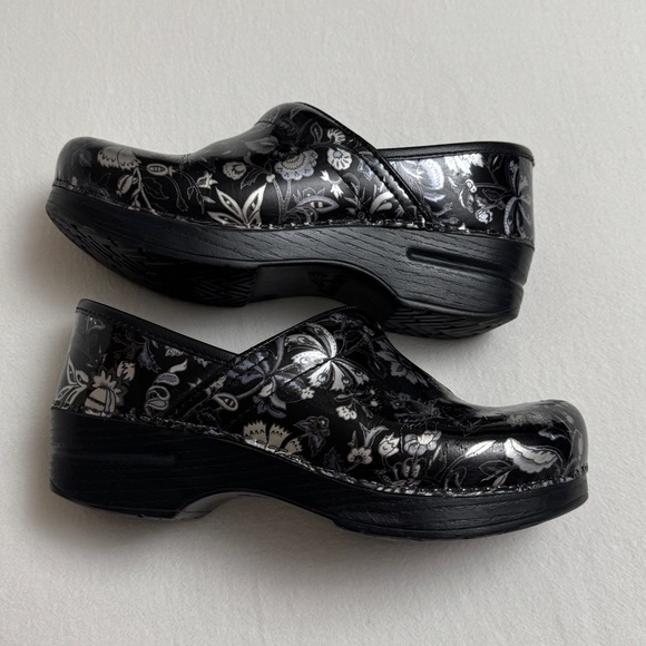 Dansko Black Floral Metallic Print Patent Leather Clogs Size 37 US Size 6.5 - 7 - Picture 2 of 12